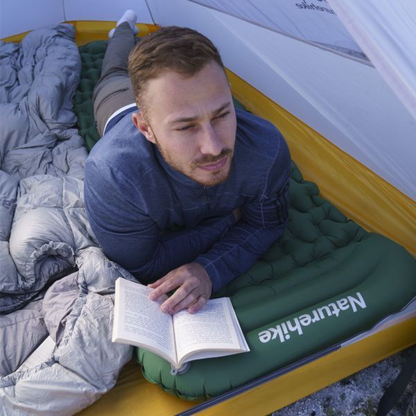 Матрац туристичний водонепроникний одномісний Naturehike CNK2300DZ0001, 198x59x6.5 см, темно-зелений із вбудованою помпою для надування 65284 фото