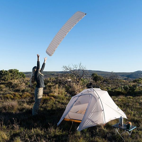 Матрас надувной туристический одноместный Naturehike CNK2300DZ013, 185x55x3.5 см, светло-серый, прямоугольный. 6976023926976 фото