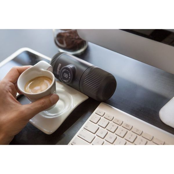 Портативная эспрессо-кофеварка Wacaco Nanopresso серая, механическая, для молотого кофе WNANOGR фото